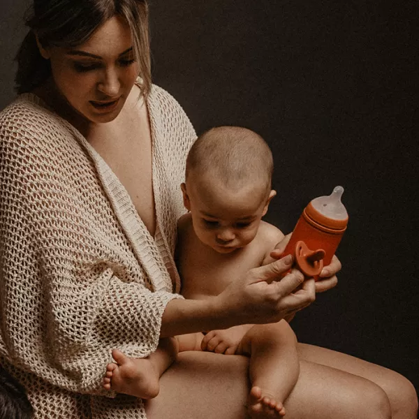 SUAVINEX KOJENECKÁ LÁHEV 240 ml M COLOUR ESSENCE