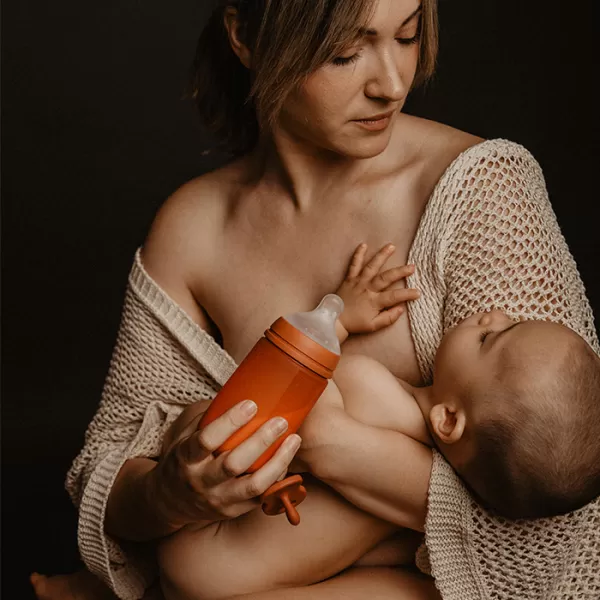 SUAVINEX KOJENECKÁ LÁHEV 240 ml M COLOUR ESSENCE